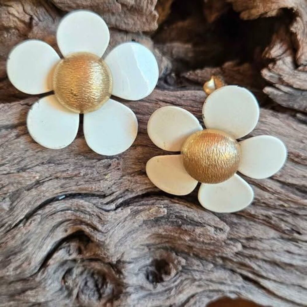 POER000006 | Sarah Coventry Enamel Daisy Clip-On Earrings